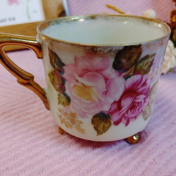 1950's Vintage Porcelain Tea Cup with 3 dainty feet, Hand Painted, Roses Design - Picture 6 of 7